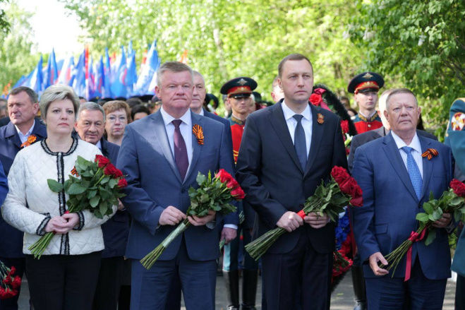 Губернатор возложил цветы к Мемориалу защитникам Отечества.