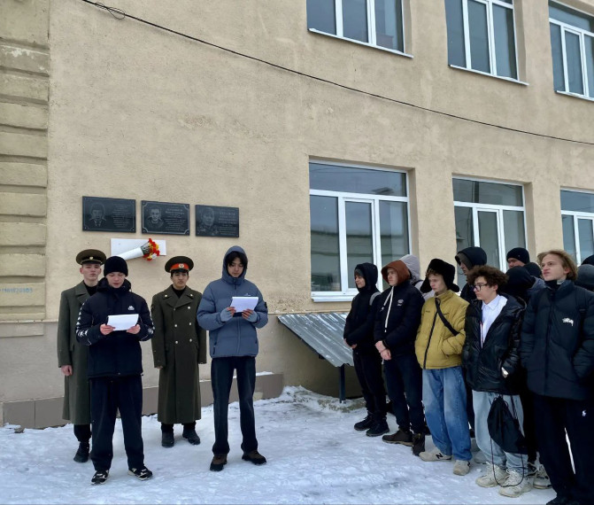 13 февраля в Новоузенском агротехнологическом техникуме состоялся митинг памяти, посвященный нашим соотечественникам, самоотверженно исполнявшим воинский долг за пределами Родины. Мероприятие прошло у мемориальной доски выпускнику техникума Альбеку Бисенб.