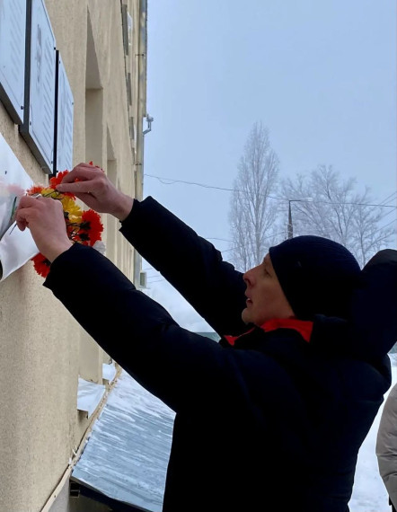13 февраля в Новоузенском агротехнологическом техникуме состоялся митинг памяти, посвященный нашим соотечественникам, самоотверженно исполнявшим воинский долг за пределами Родины. Мероприятие прошло у мемориальной доски выпускнику техникума Альбеку Бисенб.