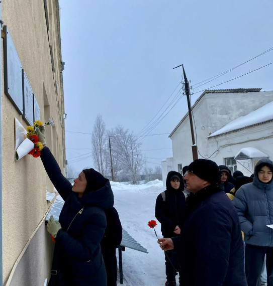 13 февраля в Новоузенском агротехнологическом техникуме состоялся митинг памяти, посвященный нашим соотечественникам, самоотверженно исполнявшим воинский долг за пределами Родины. Мероприятие прошло у мемориальной доски выпускнику техникума Альбеку Бисенб.