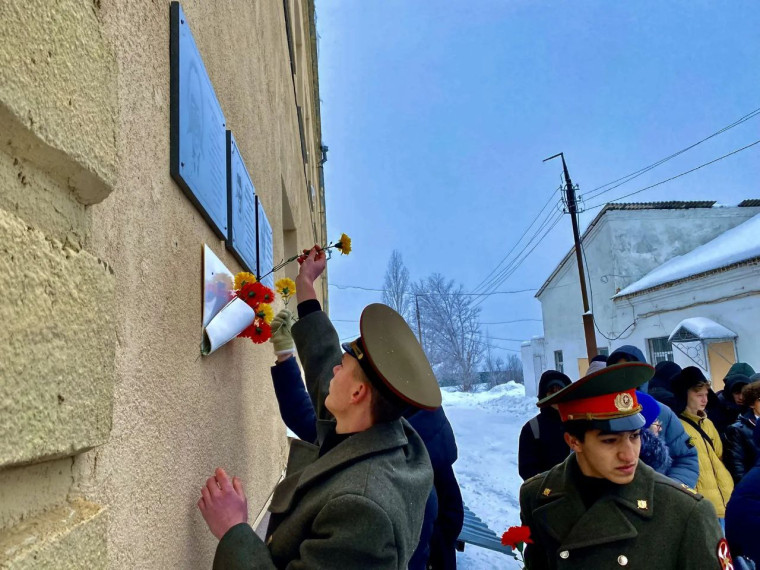 13 февраля в Новоузенском агротехнологическом техникуме состоялся митинг памяти, посвященный нашим соотечественникам, самоотверженно исполнявшим воинский долг за пределами Родины. Мероприятие прошло у мемориальной доски выпускнику техникума Альбеку Бисенб.