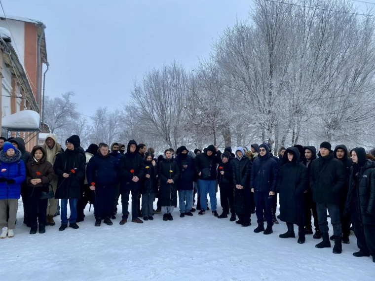 13 февраля в Новоузенском агротехнологическом техникуме состоялся митинг памяти, посвященный нашим соотечественникам, самоотверженно исполнявшим воинский долг за пределами Родины. Мероприятие прошло у мемориальной доски выпускнику техникума Альбеку Бисенб.